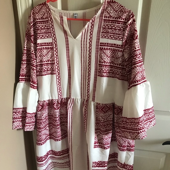 Dresses & Skirts - Red pattern dress